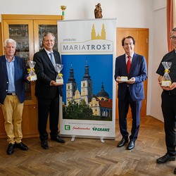 Pfarrer Mag. Dietmar Grünwald, Franz Küberl (Obmann des 'Verein Freunde und Förderer der Basilika Mariatrost'), DI Christian Purrer (Vorstandssprecher Energie Steiermark und Ko-Vorsitzender 'Zukunfstkomitee Basilika Mariatrost', Spendenpartner), Mag.