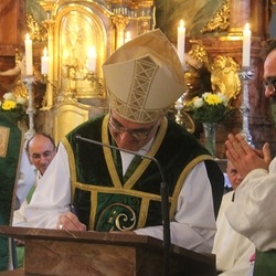 Bischof Wilhelm unterschreibt den Pastoralplan