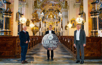 Franz Küberl, Obmann des Vereins „Freunde und Förderer der Basilika Mariatrost“, mit Pfarrer Dietmar Grünwald und Mag. Christoph Holzer, dem Geschäftsführer von SPAR Steiermark und Südburgenland. 