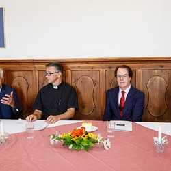 Pfarrer Mag. Dietmar Grünwald, Franz Küberl (Obmann des 'Verein Freunde und Förderer der Basilika Mariatrost'), DI Christian Purrer (Vorstandssprecher Energie Steiermark und Ko-Vorsitzender 'Zukunfstkomitee Basilika Mariatrost', Spendenpartner), Mag.